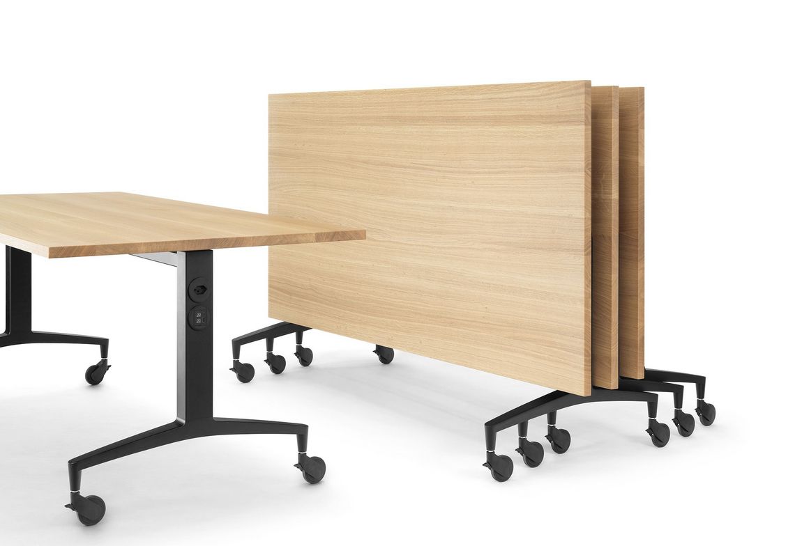 Aufgereihte zusammengeklappte Klapptische