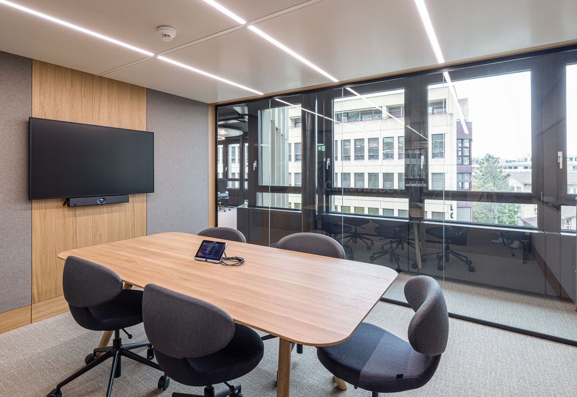 Salle de réunion avec siège pivotant Simplex 3D et table haute Akio