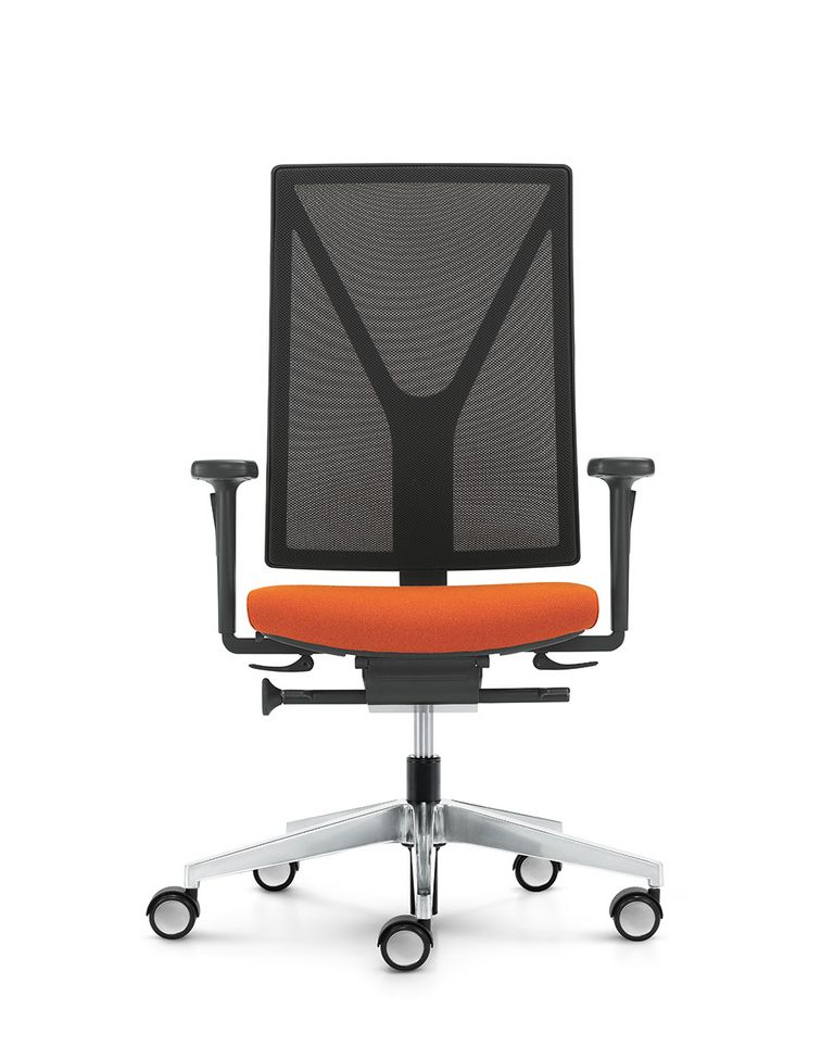 Schreibtischstuhl Yanos Vorderansicht mit Netzrücken und orangem Sitzpolster
