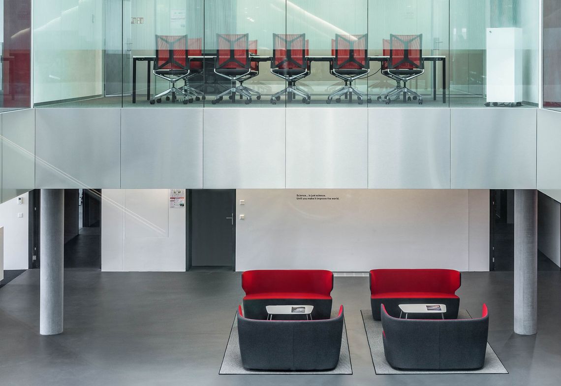 Pablo Loungesessel im Empfangsbereich