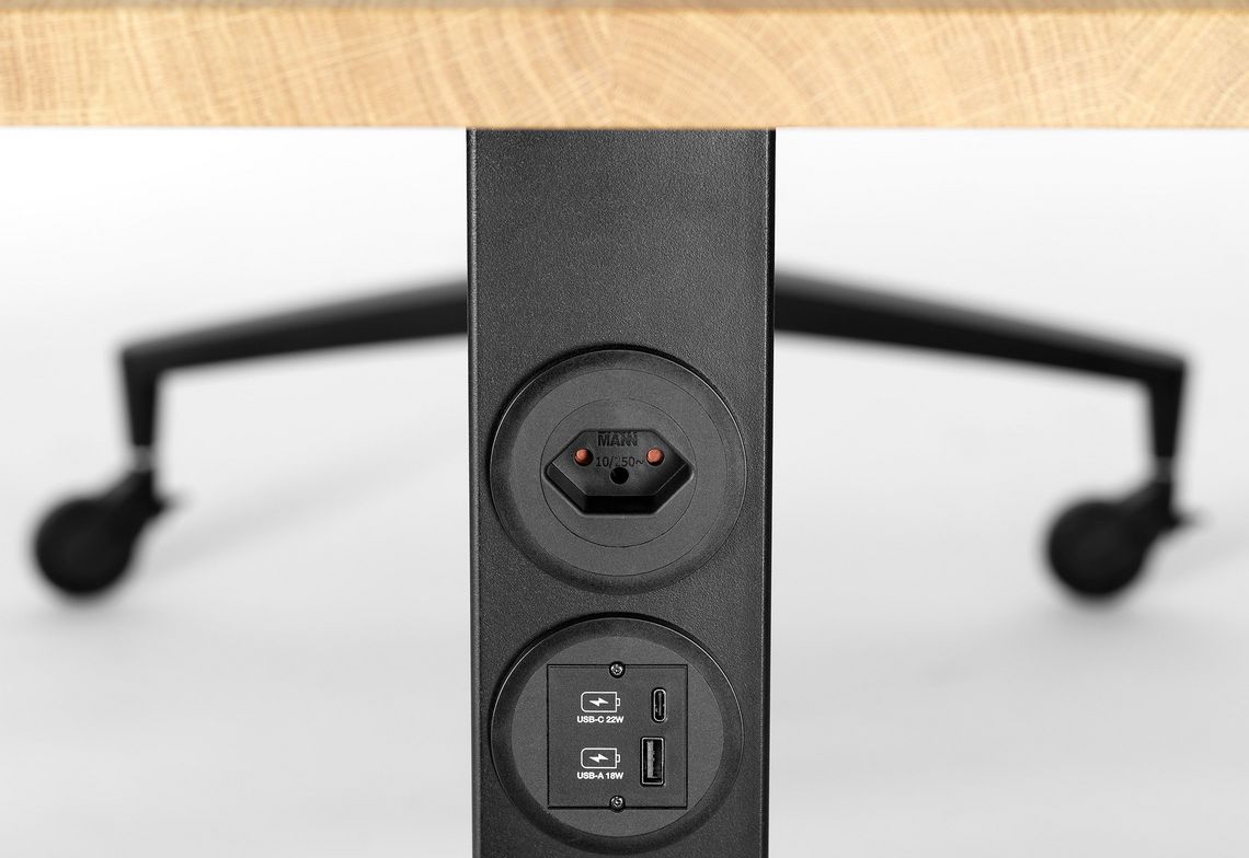 Nahaufnahme der Netz- und USB-Anschlüsse am Alteo Klapptisch