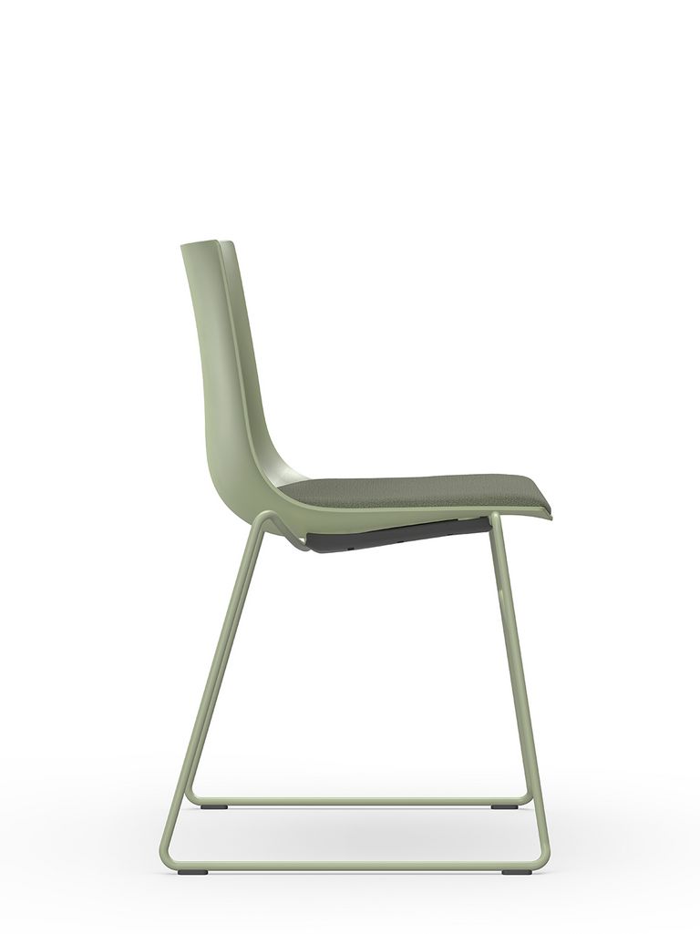Nava Kufenstuhl in Birnengrün, seitliche Ansicht