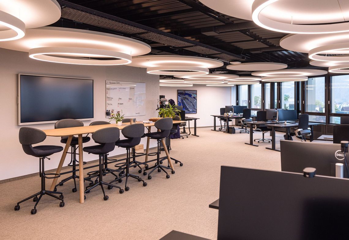 Siège pivotant Simplex 3D sur table haute Akio pour les réunions spontanées