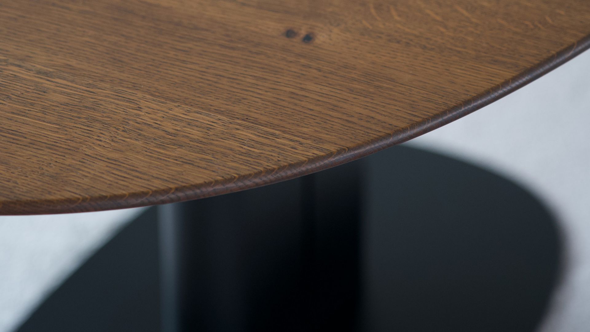 Massivholzplatte in Asteiche gedämpft, schwarz geölt