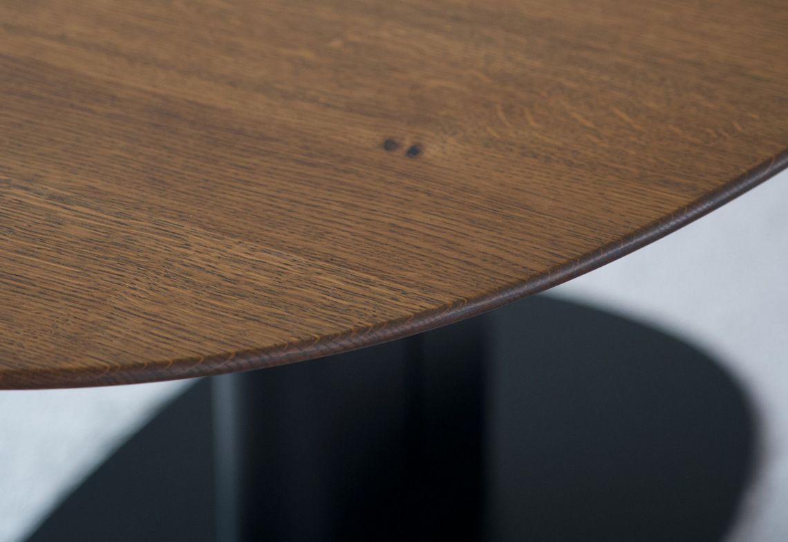 Hochwertige Massivholzplatte in Asteiche gedämpft, schwarz geölt