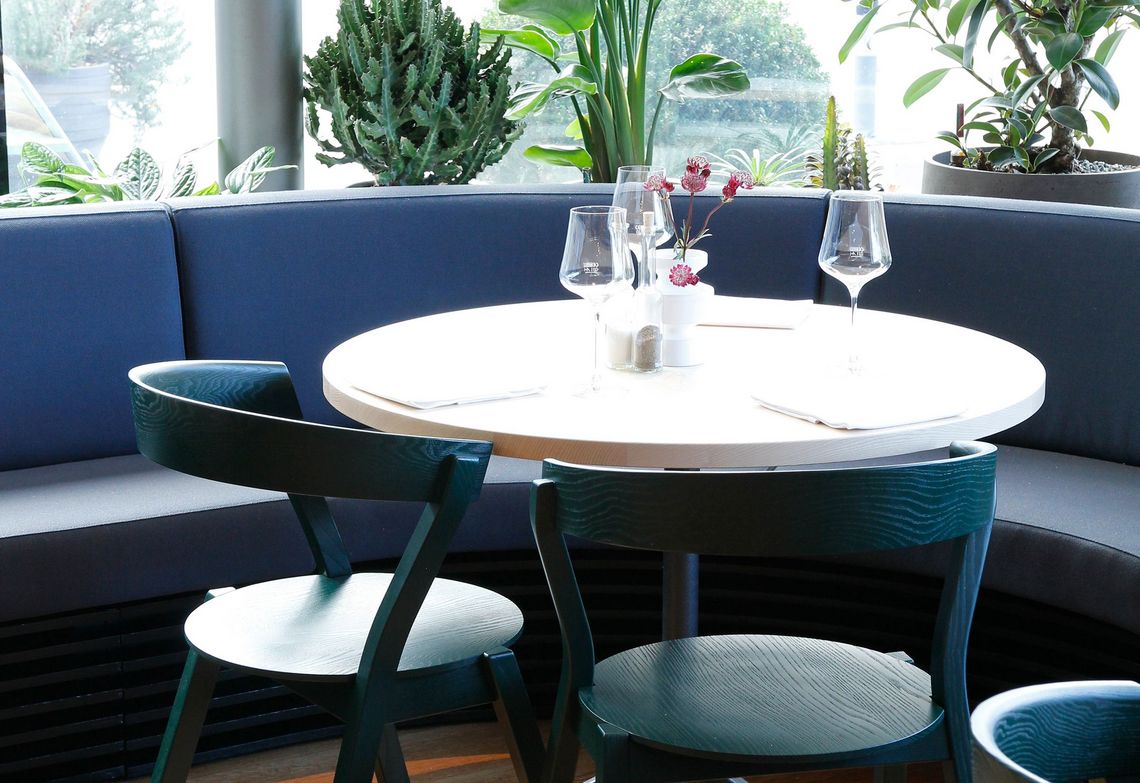 Interieur und Stuhl „INN“ von Fritz Jakob Gräber für das Restaurant Blau