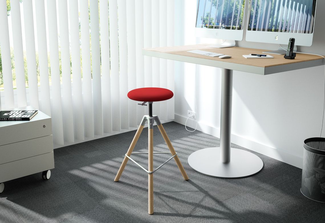 Holzhocker mit Sitzpolster in rot im Homeoffice