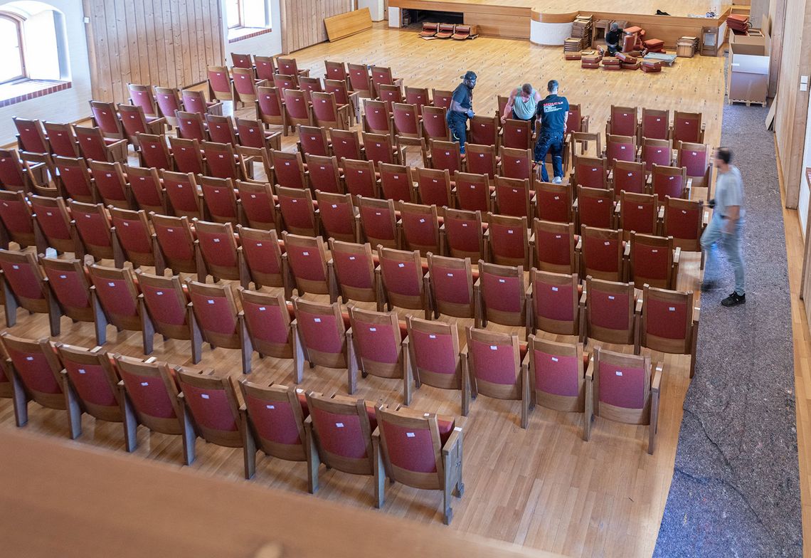 Démontage des rangées de chaises dans le Reitstadel, Neumarkt i.d. Oberpfalz, Allemagne