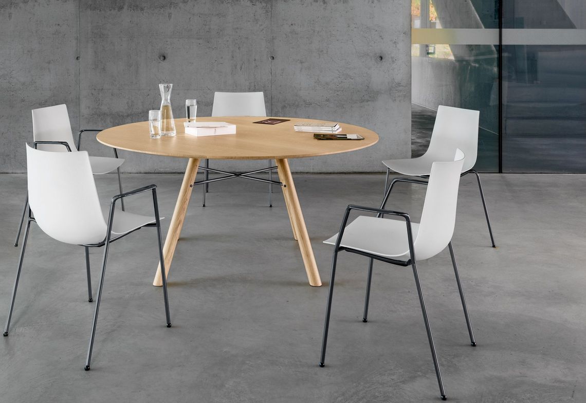 Runder Besprechungstisch Massivholz in Eiche mit Vierbeinstühlen mit weisser Schale