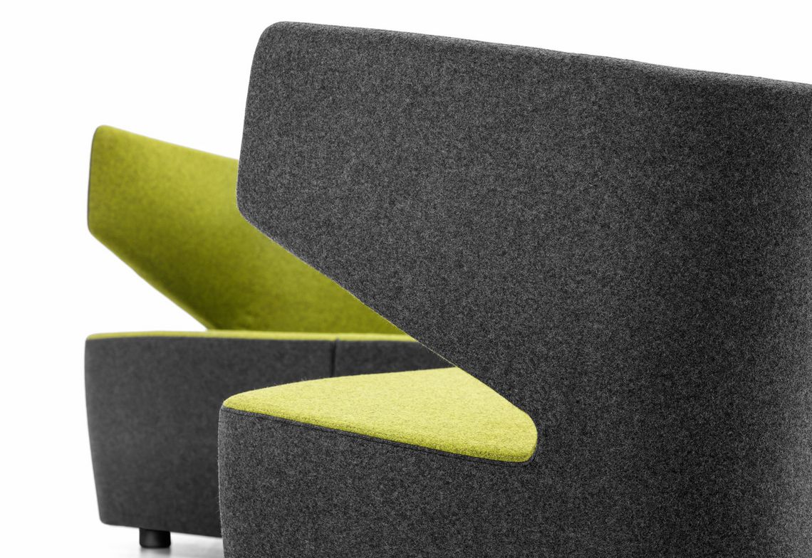 Nahaufnahme von zwei Loungesessel zweifarbig gepolstert