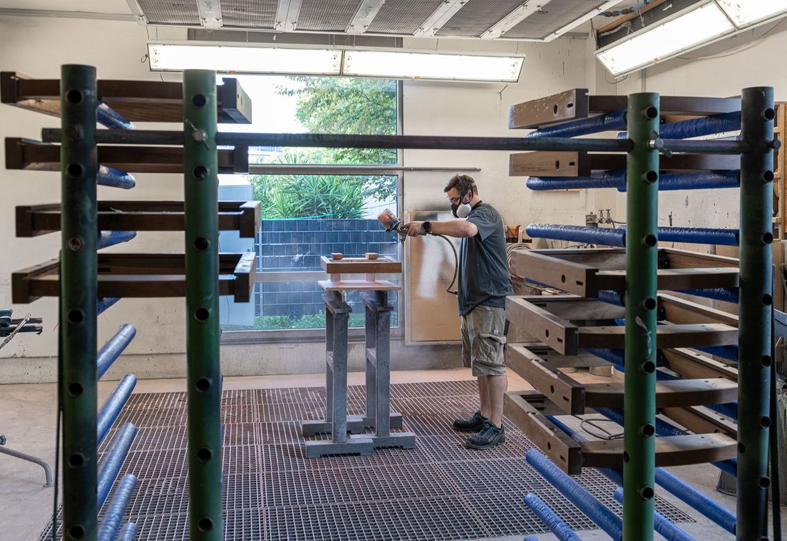 Ponçage et vernissage des structures en bois des sièges rabattables du Reitstadel