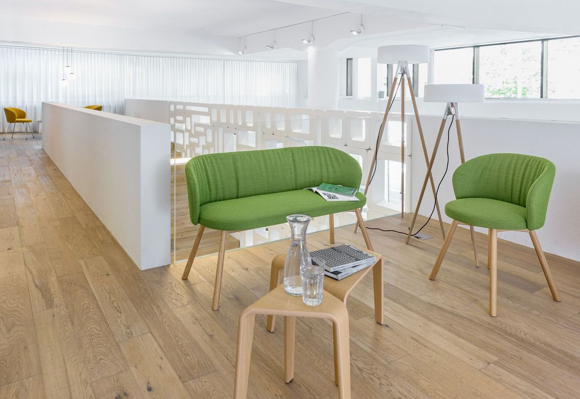 Esstischstuhl mit Eiche Vierbeingestell grün gepolstert und Sitzbank 