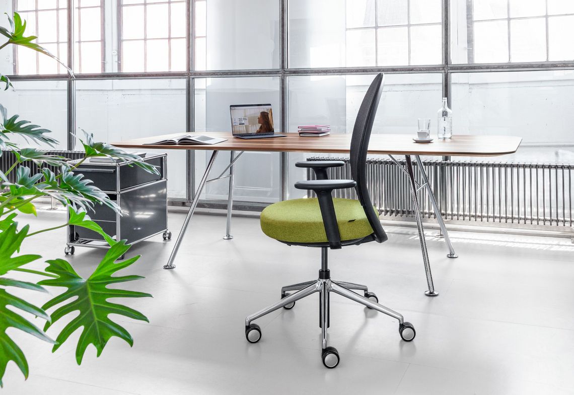 Bürostuhl Marva Net und Akio Steel Schreibtisch Massivholz im Büro