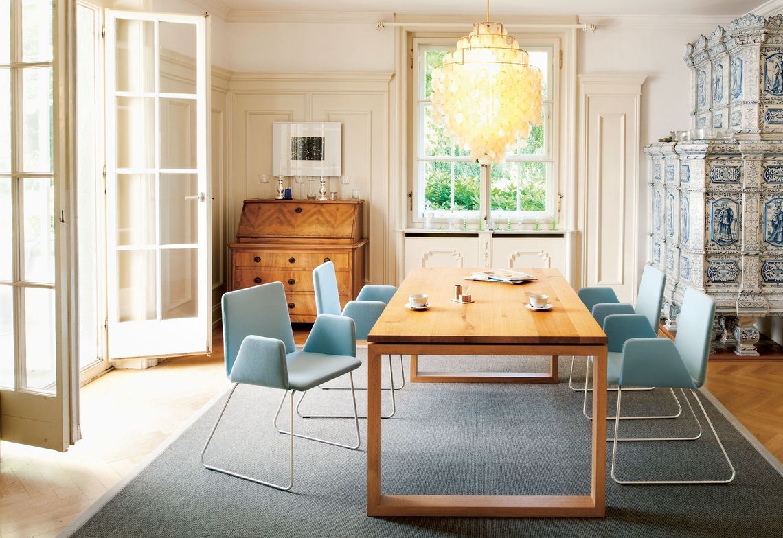 Esstisch mit Bügelfuss Massivholz Nussbaum