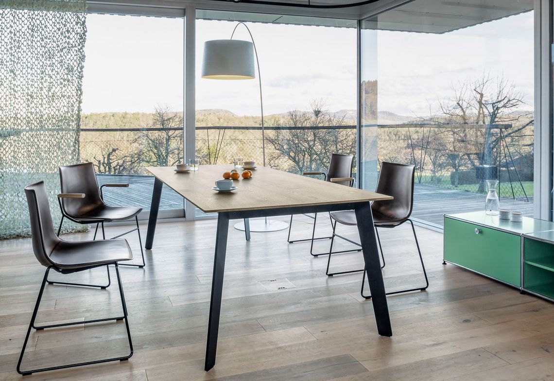 Tisch Linar und Stuhl Nava mit Kernleder