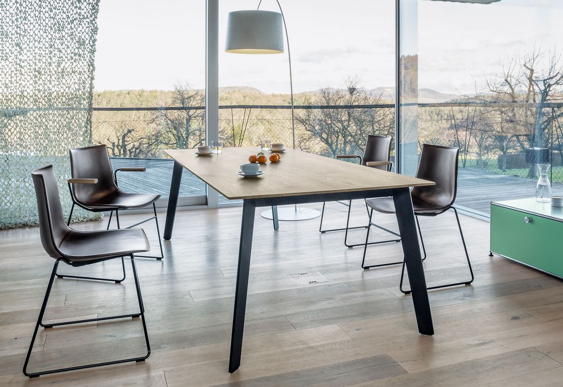 Esszimmerstuhl Kufenstuhl mit schwarzem Gestell mit und ohne Armlehnen am Esstisch Massivholz Linar