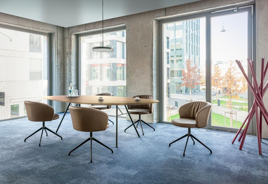 Konferenztisch oval Massivholz mit Bürostühlen im Konferenzraum