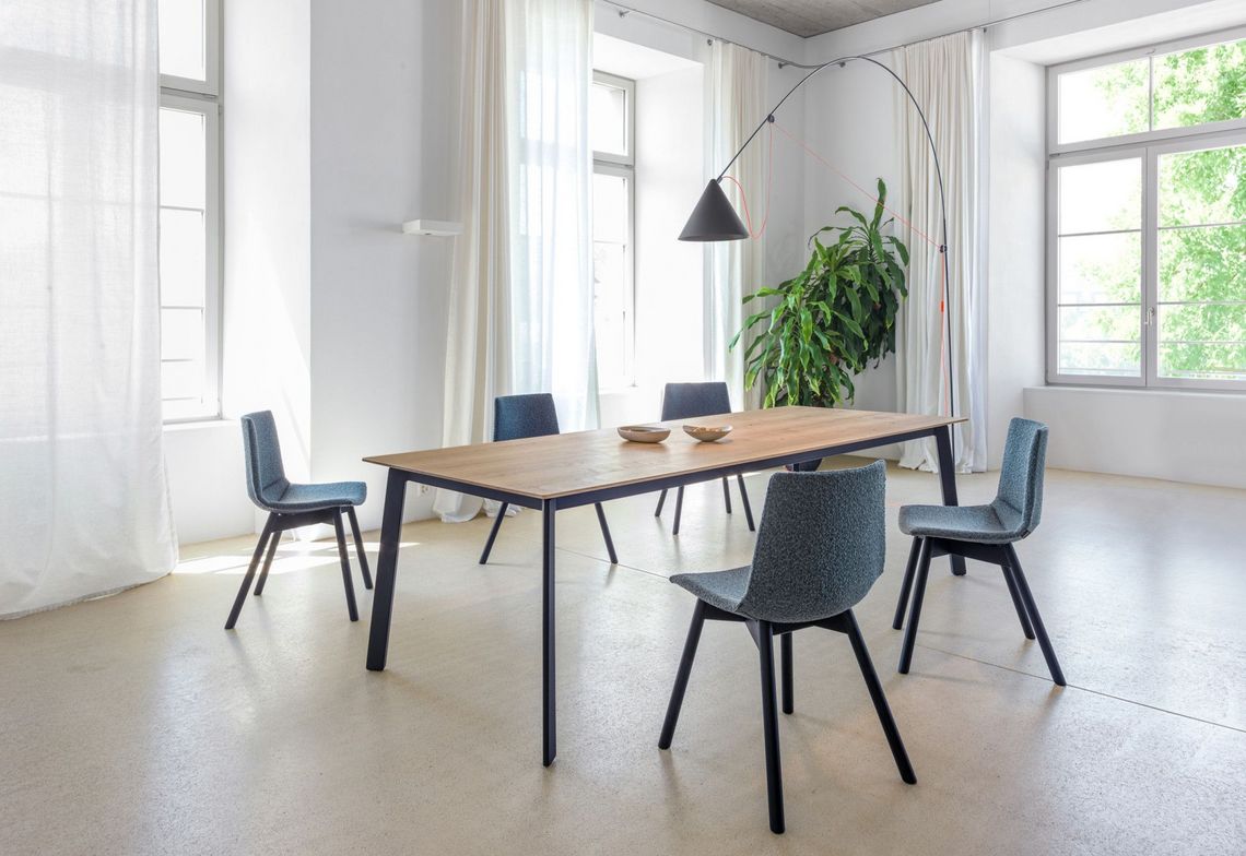 Tisch Liola in Kombination mit Stuhl Nava