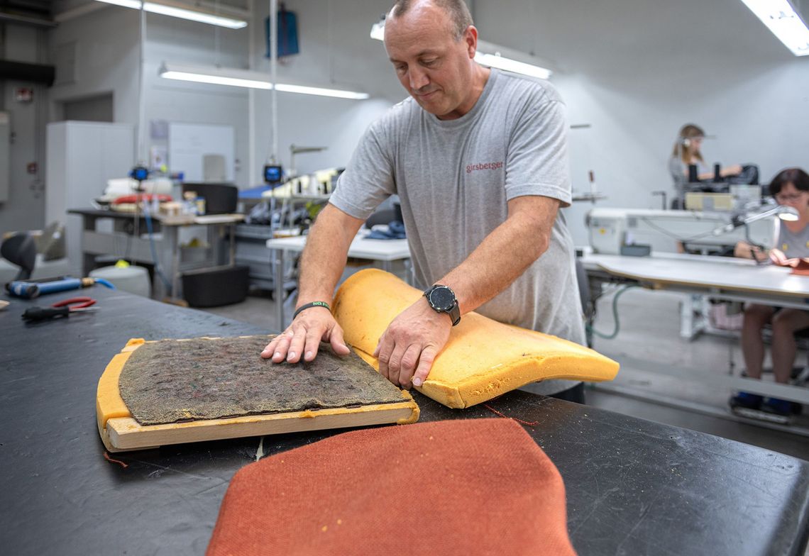 Retrait du rembourrage des sièges rabattables du manège.