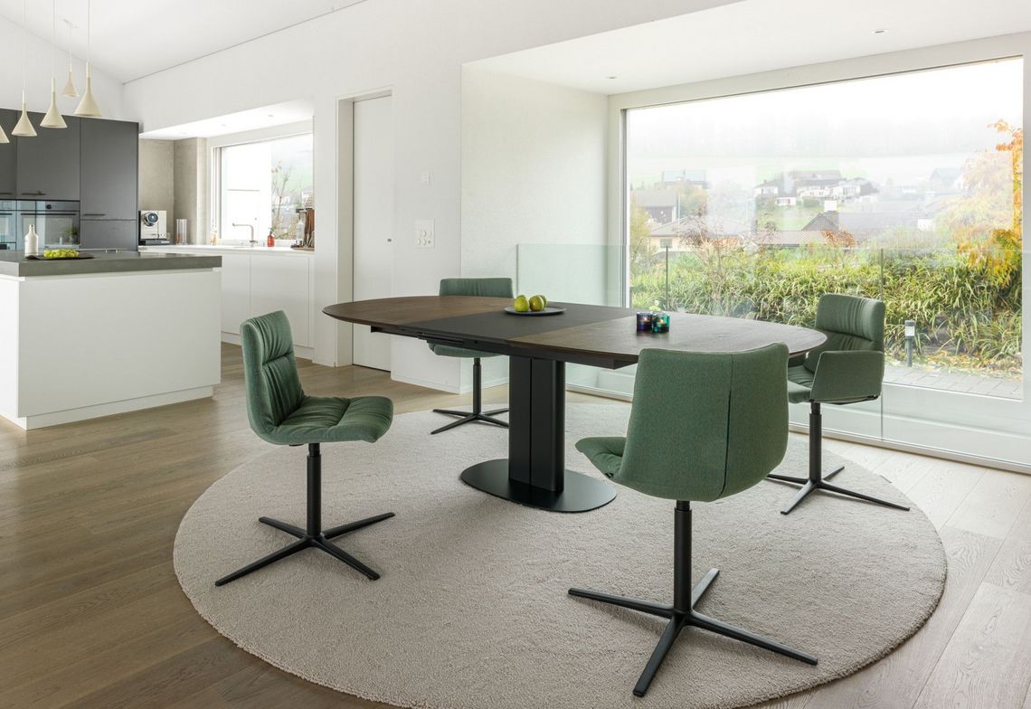 Essbereich mit Auszugstisch Amieta und Esstischstuhl Marel