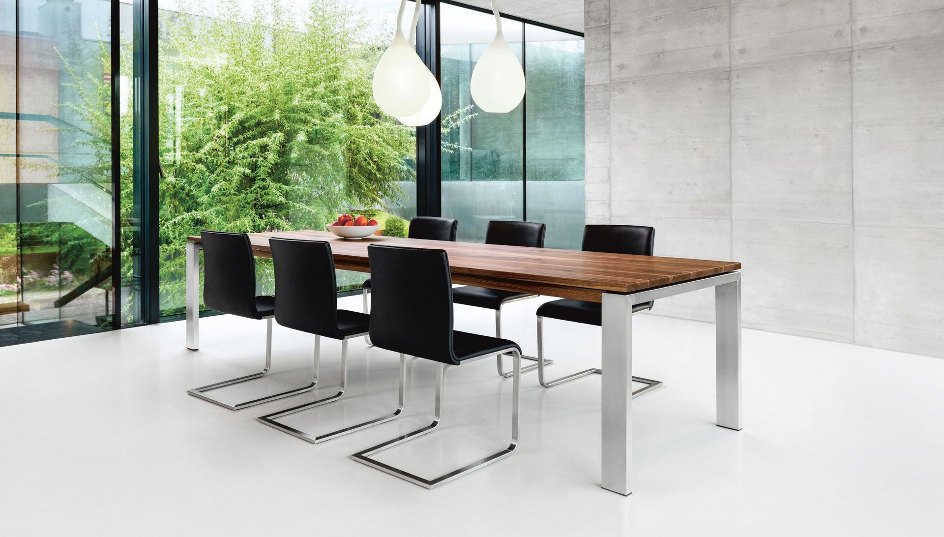 Andra Auszugtisch Massivholz und Lynn Freischwingerstuhl in Leder gepolstert