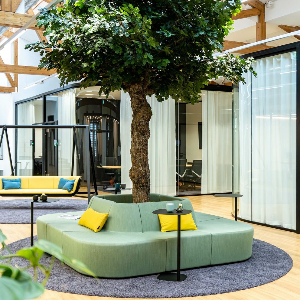 Hauptstandort Brückner Maschinenbau: Sitzinsel um einen Baum, umgesetzt mit dem Loungemöbel Pablo Modular