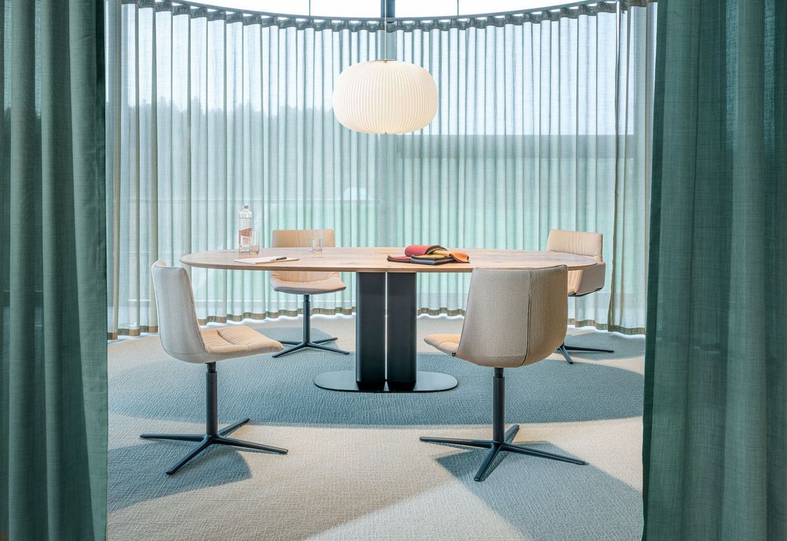 Konferenzbereich, ausgestatt mit Tisch Amieta und Stuhl Marel