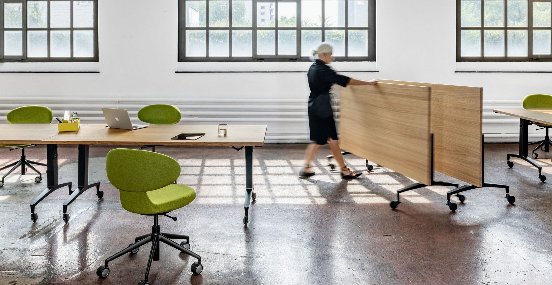 Alteo Klapptisch Konferenztisch Massivholz mit Simplex Bürostuhl in grün gepolstert