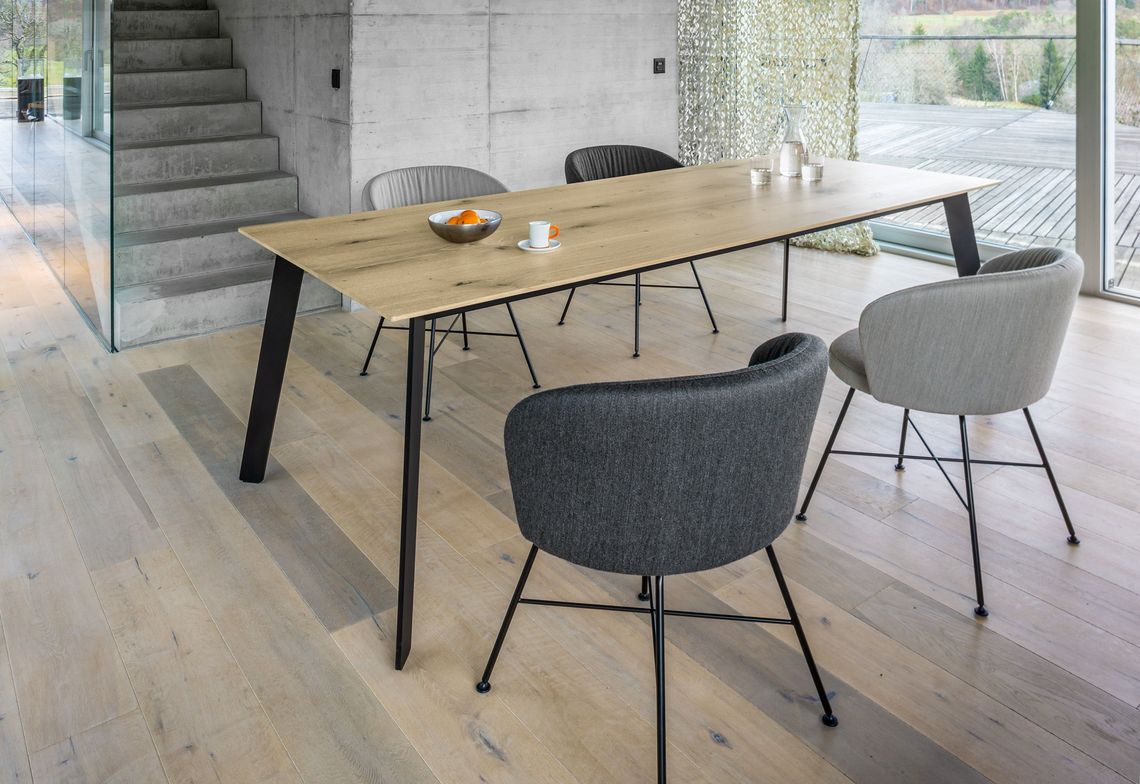 Tisch Linar und Stuhl Biala im Esszimmer