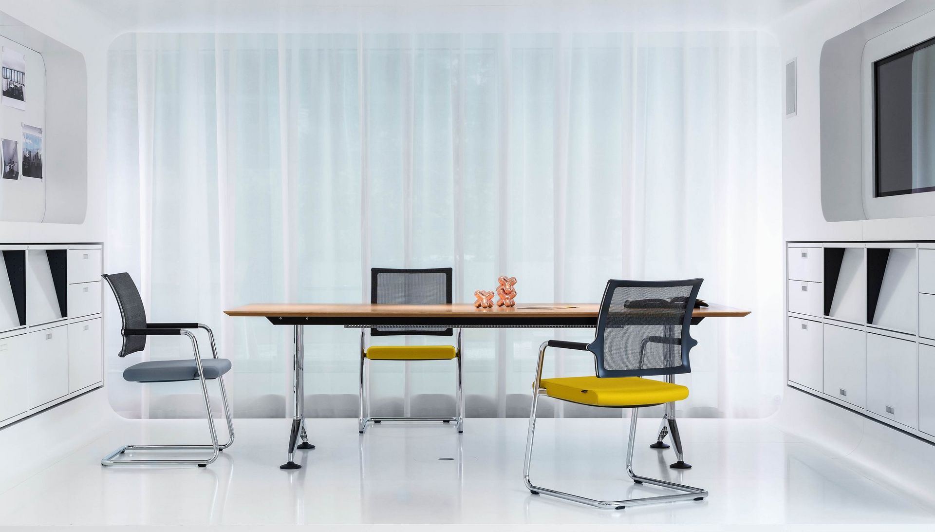 Camiro Freischwinger mit gelbem und grauem Sitzpolster im Konferenzraum am Besprechungstisch