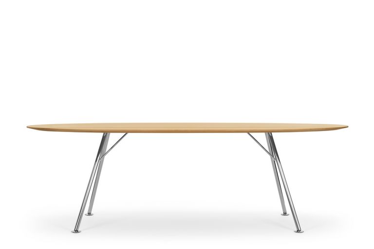 Seitanansicht Massivholztisch oval in Eiche und Gestell in Chromnickelstahl