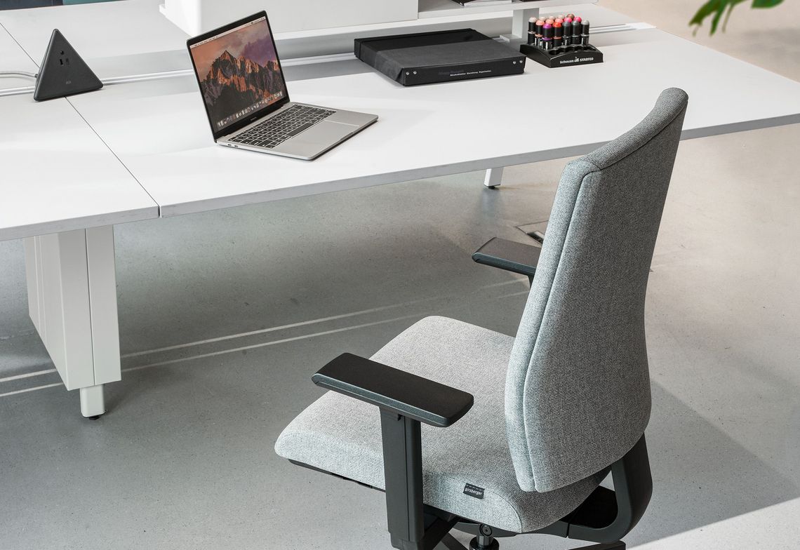 Bürostuhl Kyra Flex am Schreibtisch