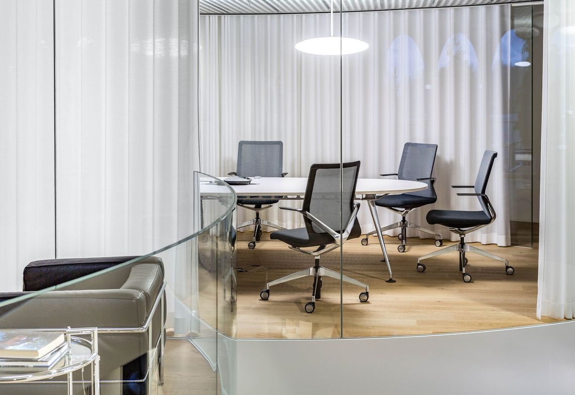 Konferenzstuhl Linq im Besprechungszimmer am Konferenztisch