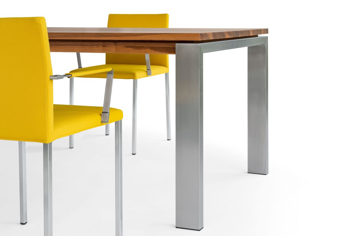 Nahaufnahme Esstisch ausziehbar Massivholz und zwei gelb gepolsterte Stühle