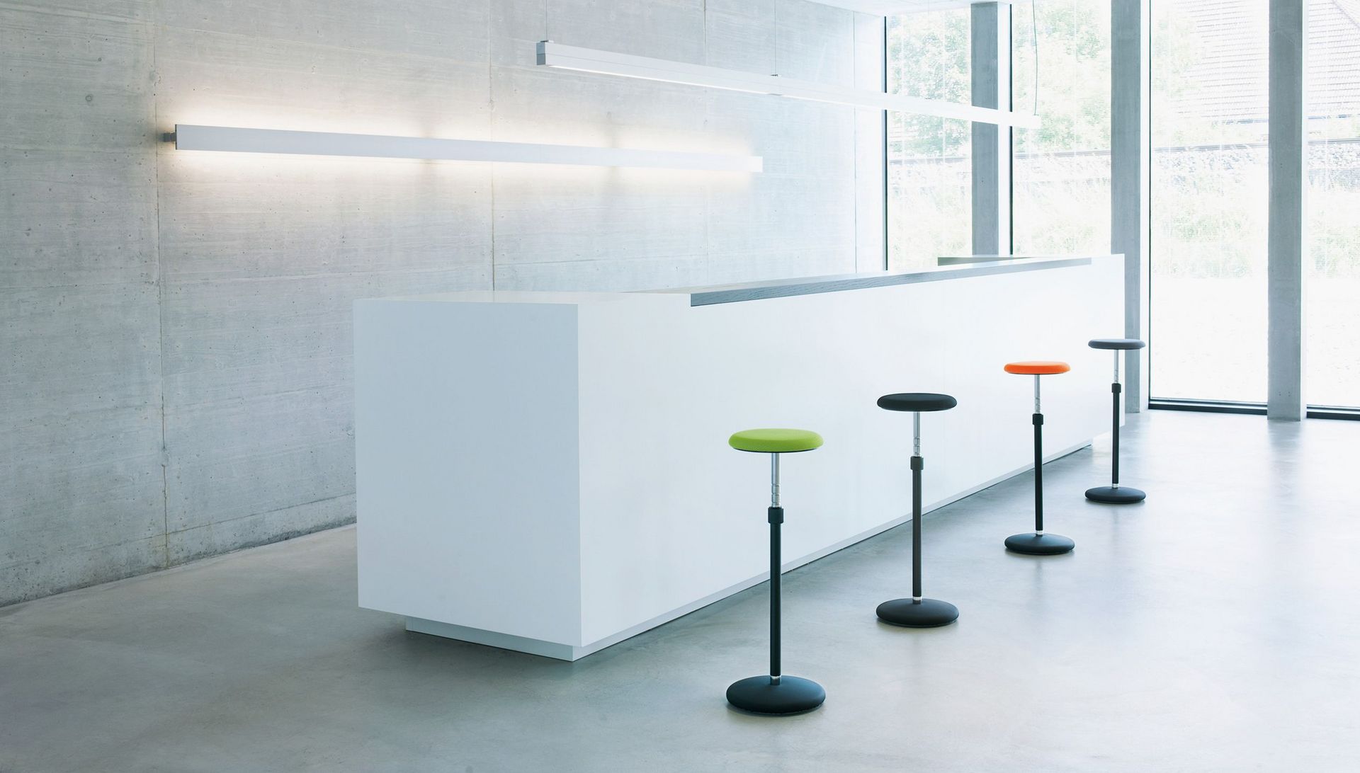 Stehsitz Sway am Empfang