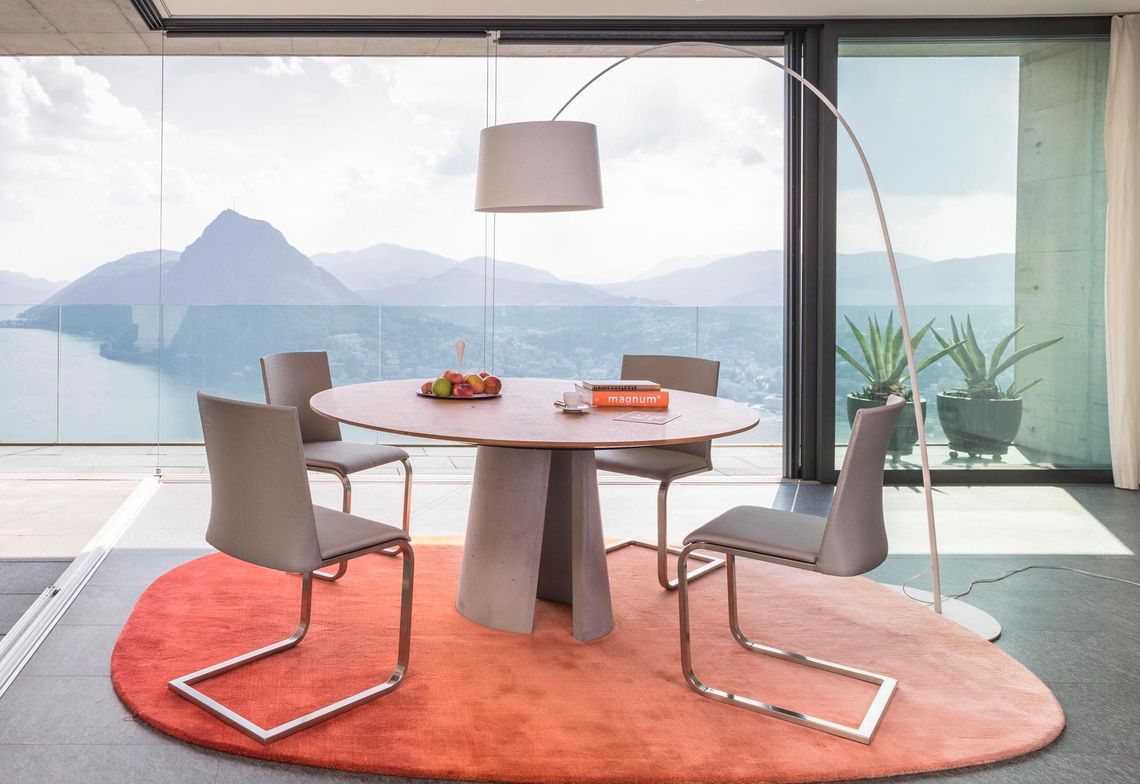 Anto - skulpturaler runder Esstisch aus Massivholz mit Betonfuss