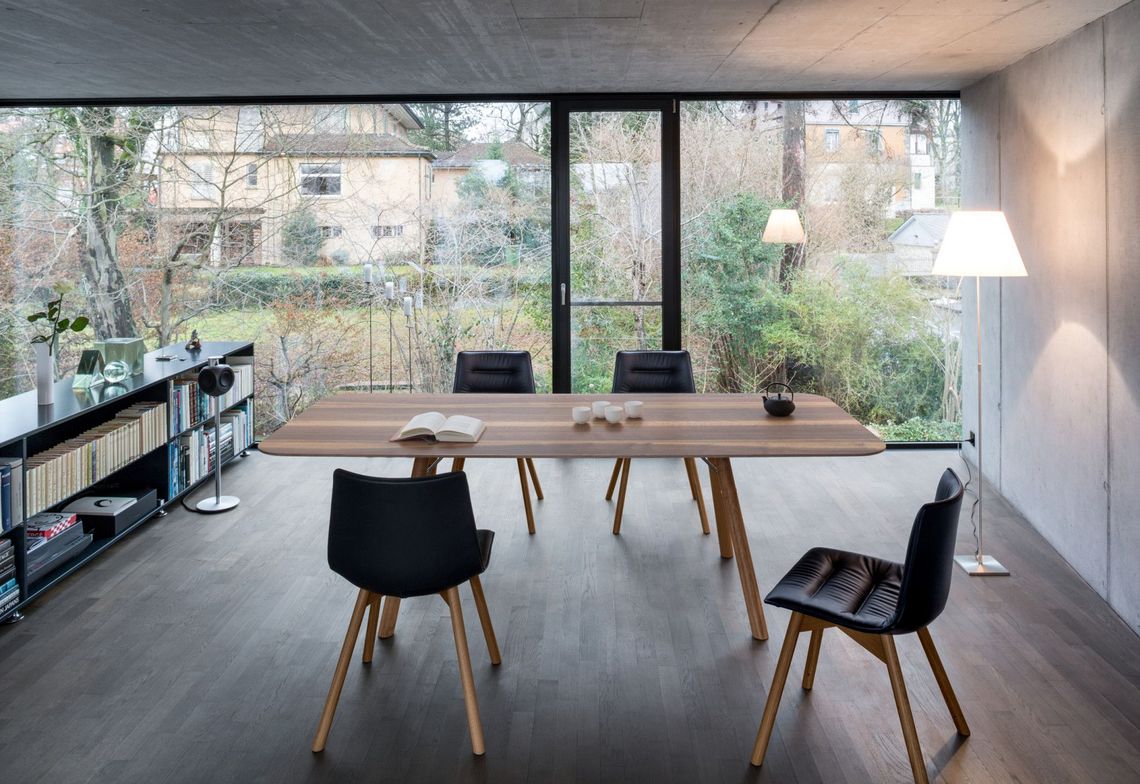 Holztisch im Konferenzzimmer