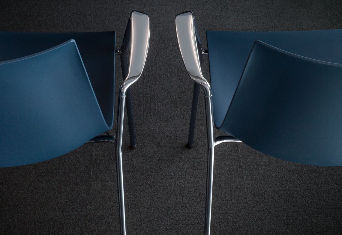 Vierbeinstuhl verchromt mit Armlehnen und stahlblauer Kunststoffschale, Nahaufnahme