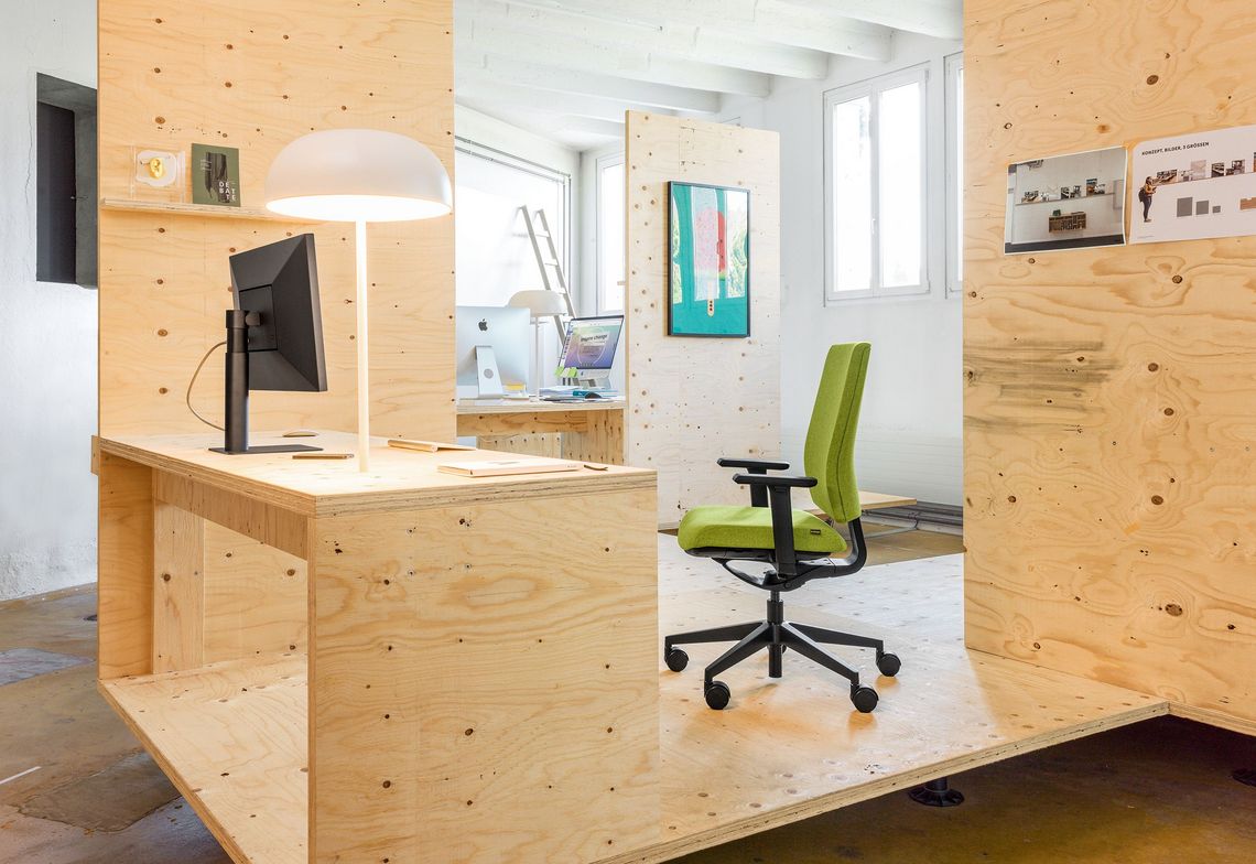 Schreibtischstuhl Kyra Flex mit grünem Polster im Büro