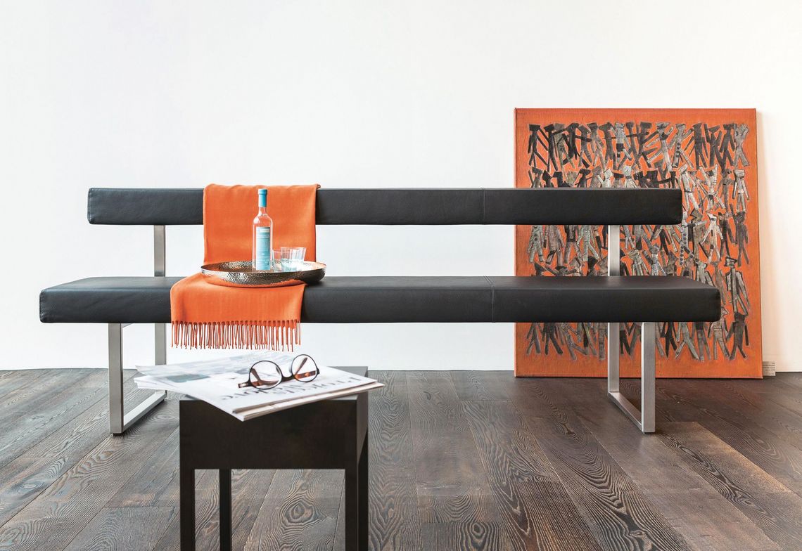 Sitzbank mit Rückenlehne mit schwarzem Leder und Flaschstahlgestell