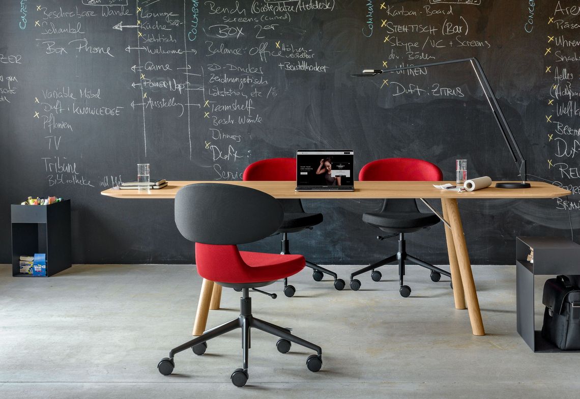 Akio Arbeitstisch in Massivholz Eiche mit Simplex Bürostuhl im Büro 