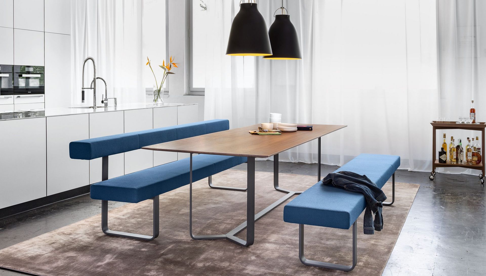 Permesso Küchenbank blau gepolstert mit und ohne Rückenlehne, sowie Yoho Massivholztisch in der Küche
