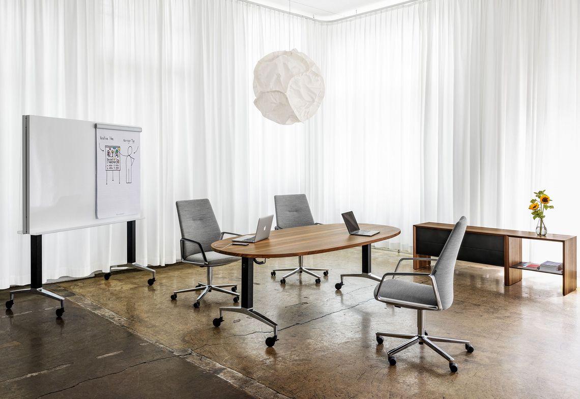 Alteo Klapptisch oval mit Whiteboard und Konferenzstuhl Eyla sowie La Punt Sideboard