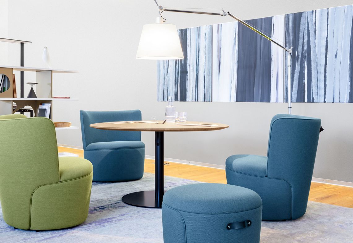 Rundtisch Tala mit Sessel Cina für Besprechungen im Büro