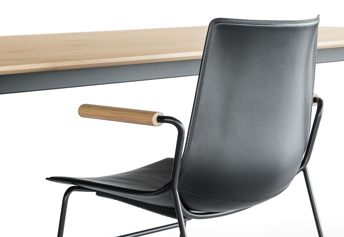 Nahaufnahme vom Kufenstuhl Gestell schwarz beschichtet und Armlehnen aus Eiche