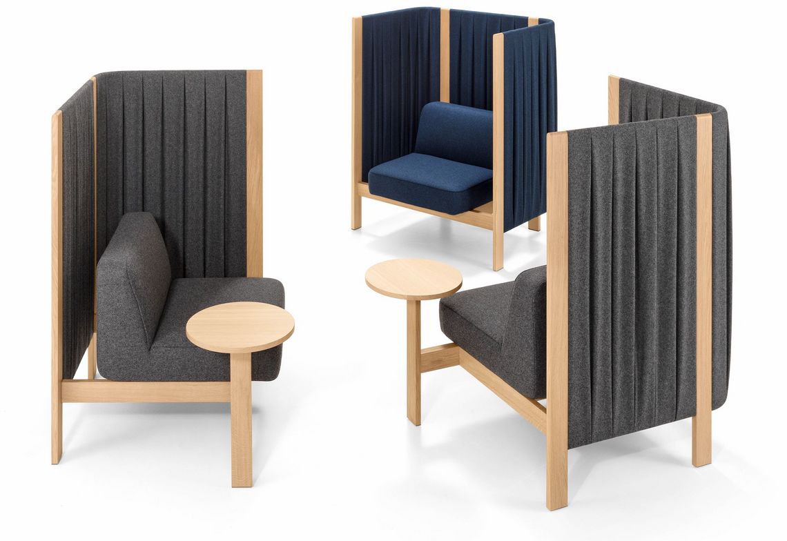 Drei Sessel in grau und dunkelblau gepolstert mit Seitensichtschutz und Anbautischen in Eiche