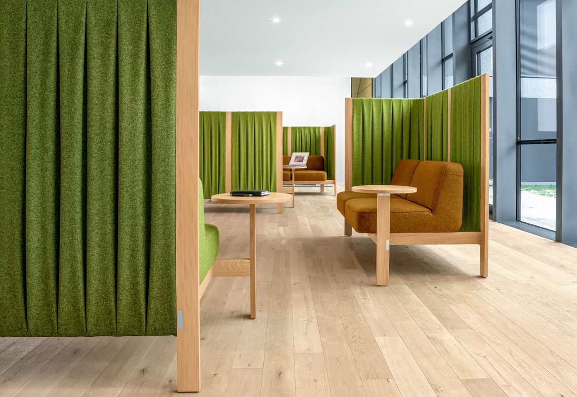 Loungemöbel mit Trennwand Raumteiler in grün gepolstert