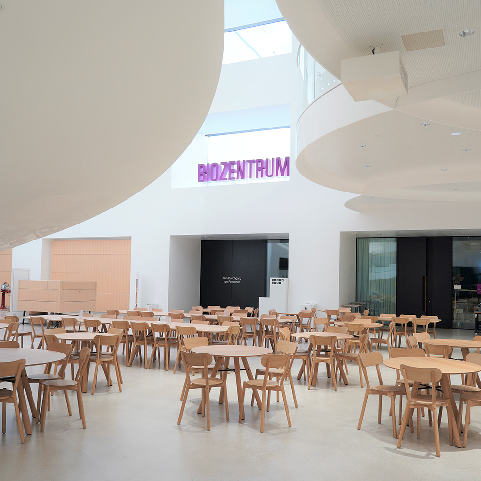 Biozentrum der Universität Basel: zahlreiche Akio Massivholztische in runder und rechteckiger Ausführung