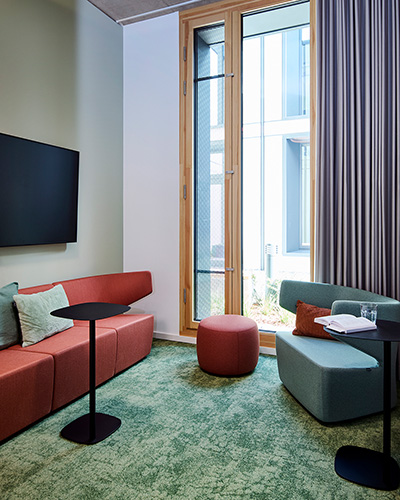 Bürogebäude Bauunternehmen Hundhausen: Raum für informelle Begegnungen mit dem modularen Loungemöbel Pablo Modular